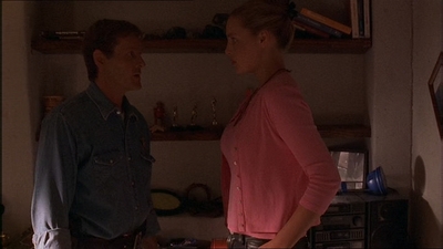 ROSWELL_-_E1X07_RIVER_DOG_192.jpg