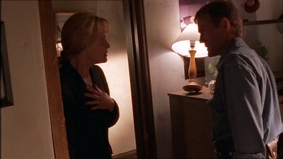 ROSWELL_-_E1X07_RIVER_DOG_195.jpg