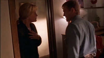 ROSWELL_-_E1X07_RIVER_DOG_196.jpg