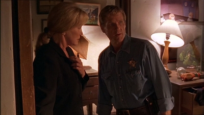 ROSWELL_-_E1X07_RIVER_DOG_200.jpg