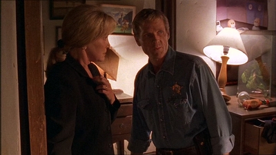 ROSWELL_-_E1X07_RIVER_DOG_201.jpg