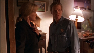 ROSWELL_-_E1X07_RIVER_DOG_202.jpg