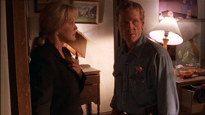 ROSWELL_-_E1X07_RIVER_DOG_204.jpg