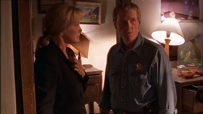 ROSWELL_-_E1X07_RIVER_DOG_207.jpg