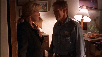 ROSWELL_-_E1X07_RIVER_DOG_208.jpg