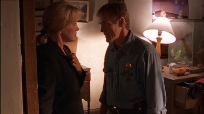 ROSWELL_-_E1X07_RIVER_DOG_210.jpg