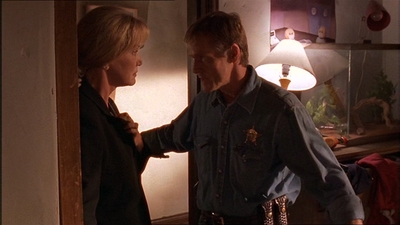 ROSWELL_-_E1X07_RIVER_DOG_215.jpg