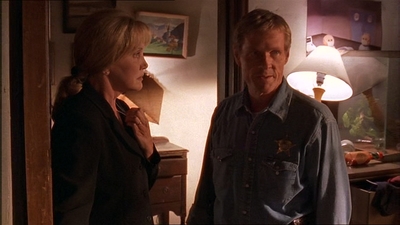 ROSWELL_-_E1X07_RIVER_DOG_222.jpg