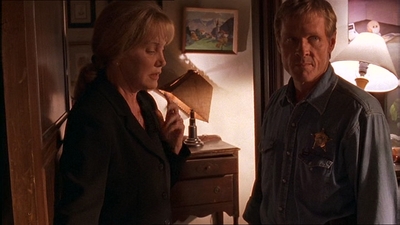 ROSWELL_-_E1X07_RIVER_DOG_229.jpg