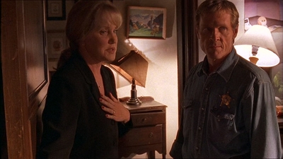 ROSWELL_-_E1X07_RIVER_DOG_230.jpg