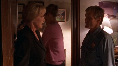 ROSWELL_-_E1X07_RIVER_DOG_236.jpg
