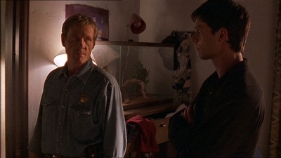 ROSWELL_-_E1X07_RIVER_DOG_249.jpg