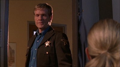 ROSWELL_-_E1X07_RIVER_DOG_299.jpg