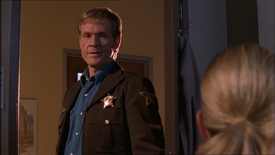 ROSWELL_-_E1X07_RIVER_DOG_300.jpg