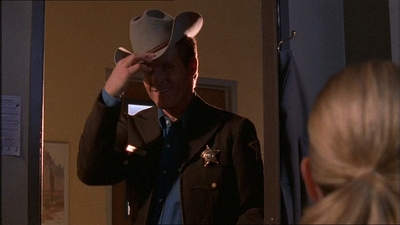 ROSWELL_-_E1X07_RIVER_DOG_304.jpg
