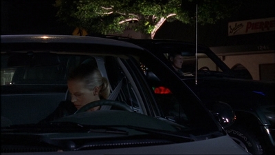 ROSWELL_-_E1X07_RIVER_DOG_305.jpg