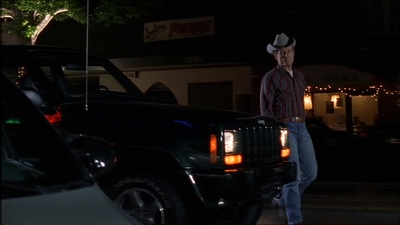 ROSWELL_-_E1X07_RIVER_DOG_307.jpg