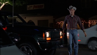 ROSWELL_-_E1X07_RIVER_DOG_308.jpg