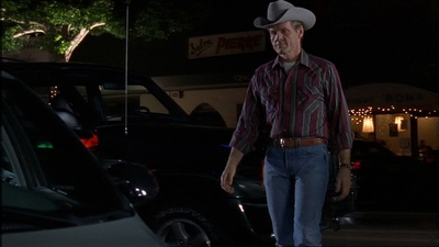 ROSWELL_-_E1X07_RIVER_DOG_311.jpg