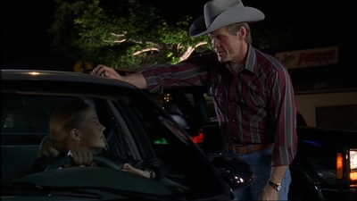 ROSWELL_-_E1X07_RIVER_DOG_315.jpg