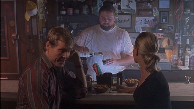 ROSWELL_-_E1X07_RIVER_DOG_348.jpg