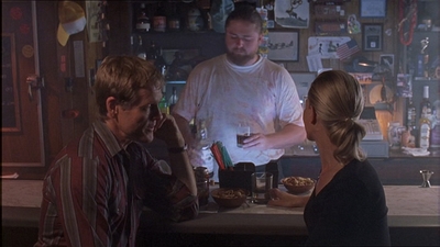 ROSWELL_-_E1X07_RIVER_DOG_350.jpg