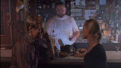 ROSWELL_-_E1X07_RIVER_DOG_351.jpg