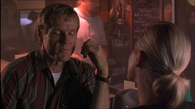 ROSWELL_-_E1X07_RIVER_DOG_370.jpg
