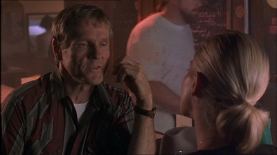 ROSWELL_-_E1X07_RIVER_DOG_371.jpg