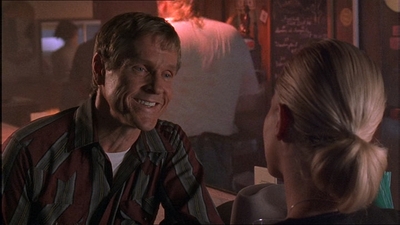 ROSWELL_-_E1X07_RIVER_DOG_380.jpg