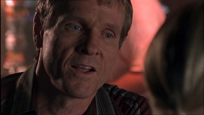 ROSWELL_-_E1X07_RIVER_DOG_381.jpg