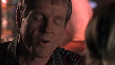 ROSWELL_-_E1X07_RIVER_DOG_384.jpg