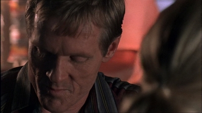 ROSWELL_-_E1X07_RIVER_DOG_386.jpg