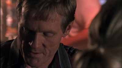 ROSWELL_-_E1X07_RIVER_DOG_387.jpg