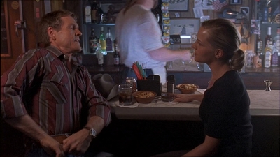 ROSWELL_-_E1X07_RIVER_DOG_419.jpg