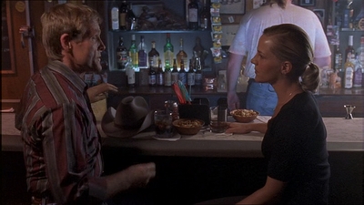 ROSWELL_-_E1X07_RIVER_DOG_422.jpg