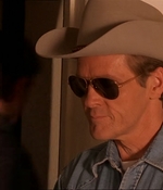 ROSWELL_-_E1X07_RIVER_DOG_081.jpg