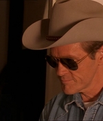 ROSWELL_-_E1X07_RIVER_DOG_082.jpg