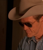 ROSWELL_-_E1X07_RIVER_DOG_083.jpg