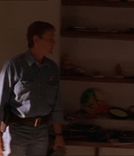 ROSWELL_-_E1X07_RIVER_DOG_168.jpg