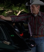 ROSWELL_-_E1X07_RIVER_DOG_314.jpg