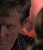 ROSWELL_-_E1X07_RIVER_DOG_385.jpg
