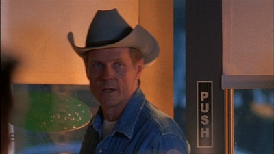 ROSWELL_-_E1X09_HEAT_WAVE_008.jpg