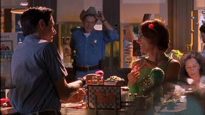 ROSWELL_-_E1X09_HEAT_WAVE_013.jpg