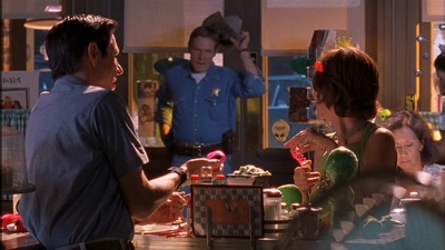 ROSWELL_-_E1X09_HEAT_WAVE_014.jpg