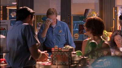 ROSWELL_-_E1X09_HEAT_WAVE_020.jpg