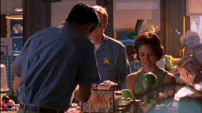 ROSWELL_-_E1X09_HEAT_WAVE_041.jpg