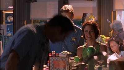 ROSWELL_-_E1X09_HEAT_WAVE_046.jpg