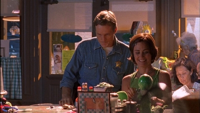 ROSWELL_-_E1X09_HEAT_WAVE_047.jpg