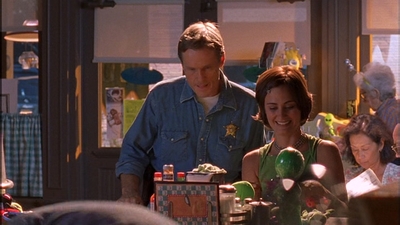 ROSWELL_-_E1X09_HEAT_WAVE_048.jpg